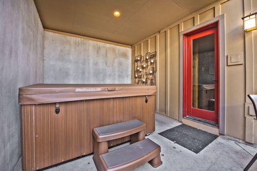 Private Outdoor Hot Tub