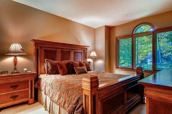 08-Highlands-Lodge-206-Bed-A1