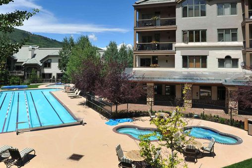 Outdoor Community Pool & Hot Tub