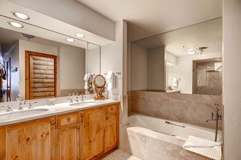 15-Kiva-326-Bath-C1