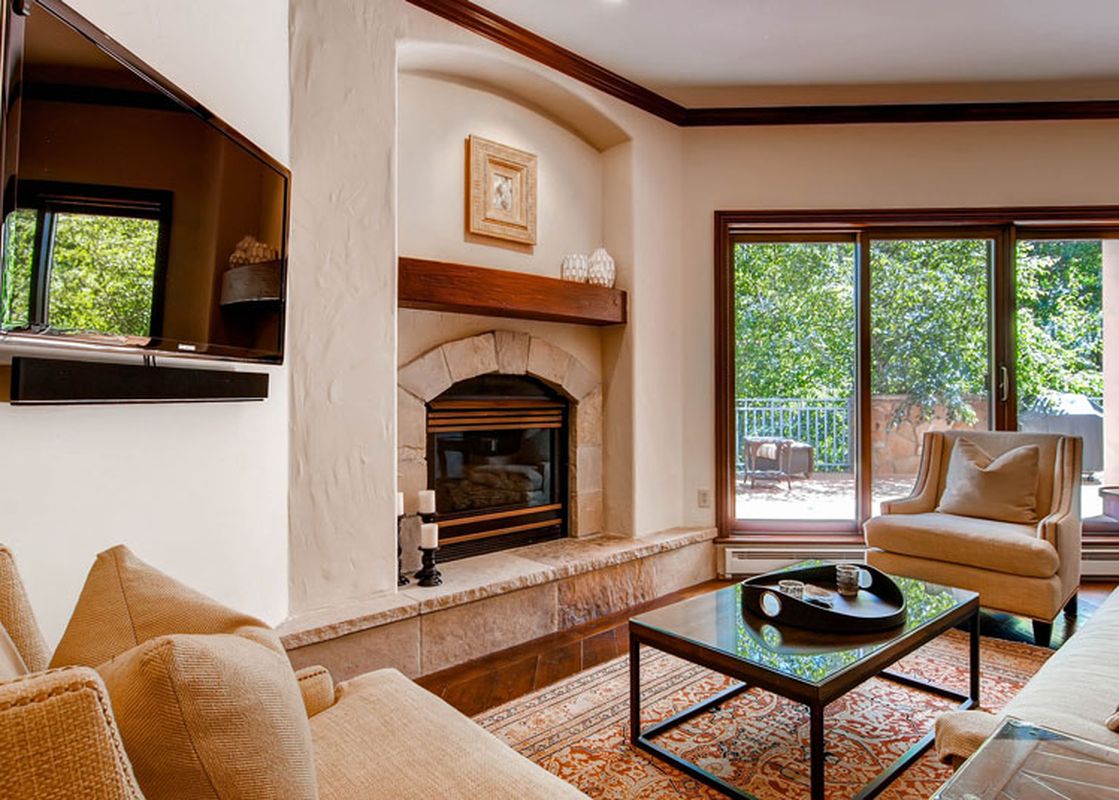 01-oxford-court-105-living-1-1