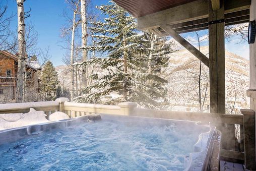 Private Outdoor Hot Tub