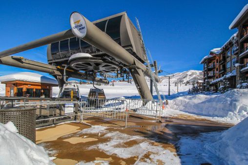 Walk to lifts