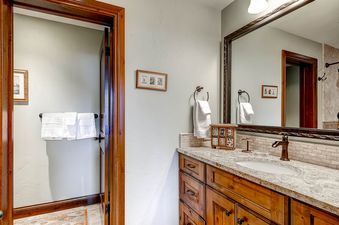 38-Highlands-Slopeside-218-Bath-B1