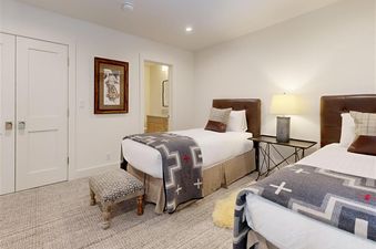 Two twin beds in the cozy bedroom of Windriver 2.