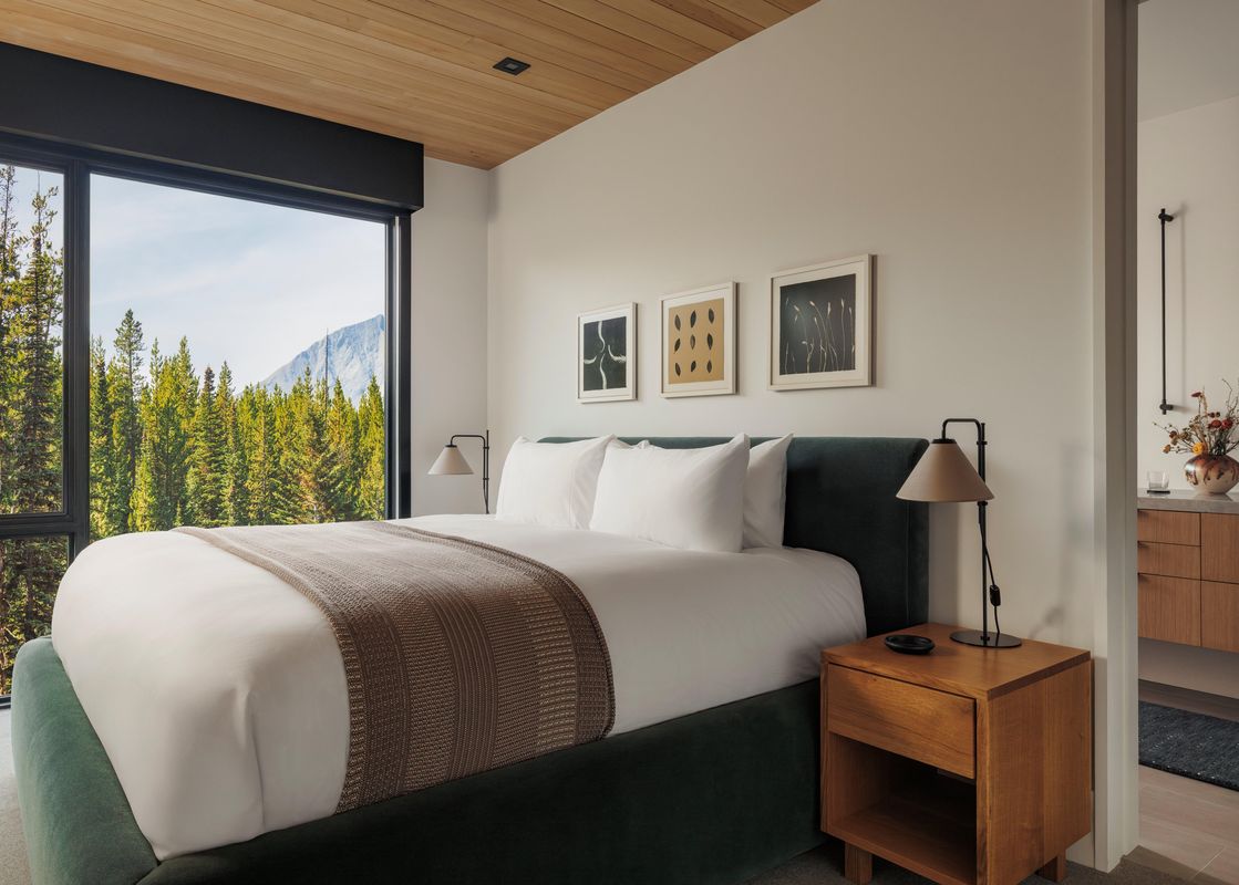 Six-bedroom guest room with double bed