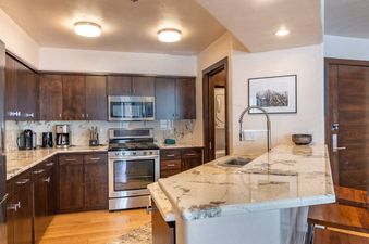 1.04-telluride-centrum-304-kitchen