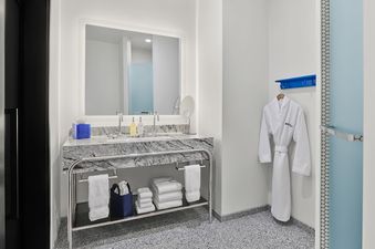 Deluxe One Bedroom Mountain Corner Suite Accessible