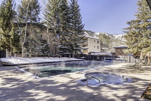 Outdoor Community Pool & Hot Tub
