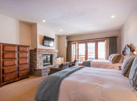 Stein Eriksen Lodge Luxury Two Queen Room with Hot Tub