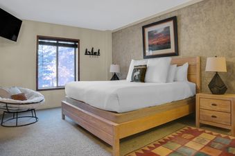Park Station 122 bedroom with a king-sized bed and a cozy sitting area.