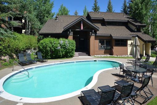 Outdoor Community Pool (Summer Only)