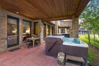 A private patio with a hot tub and a dining area at Telemark A.