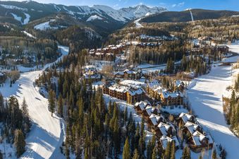 04 Lodge between two ski runs