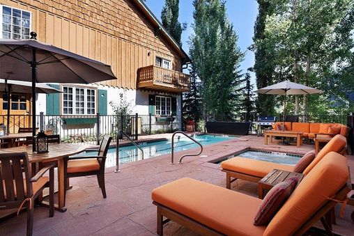 Outdoor Community Hot Tub