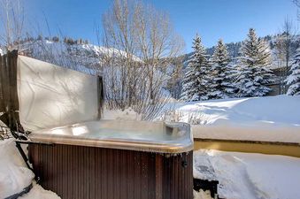 16-Enclave-158-Exterior-Hot-Tub-1500x1000-72dpi-1