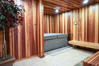 05 Hot Tub