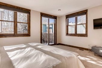 17 Main Level King Suite