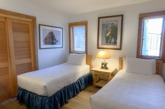 Cozy twin bedroom in Nez Perce D1 with rustic decor.