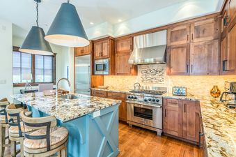 Trails Edge 1 has a kitchen with stainless steel appliances and a granite countertop.