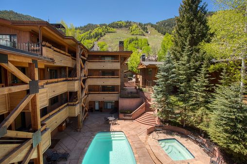 Outdoor Community Pool & Hot Tub