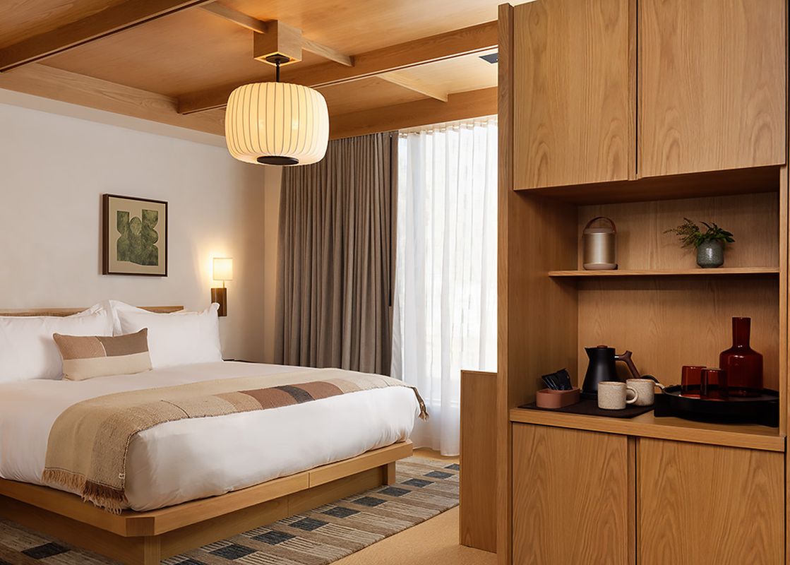 The Mollie Aspen Smuggler King features a well-appointed bedroom with modern amenities.
