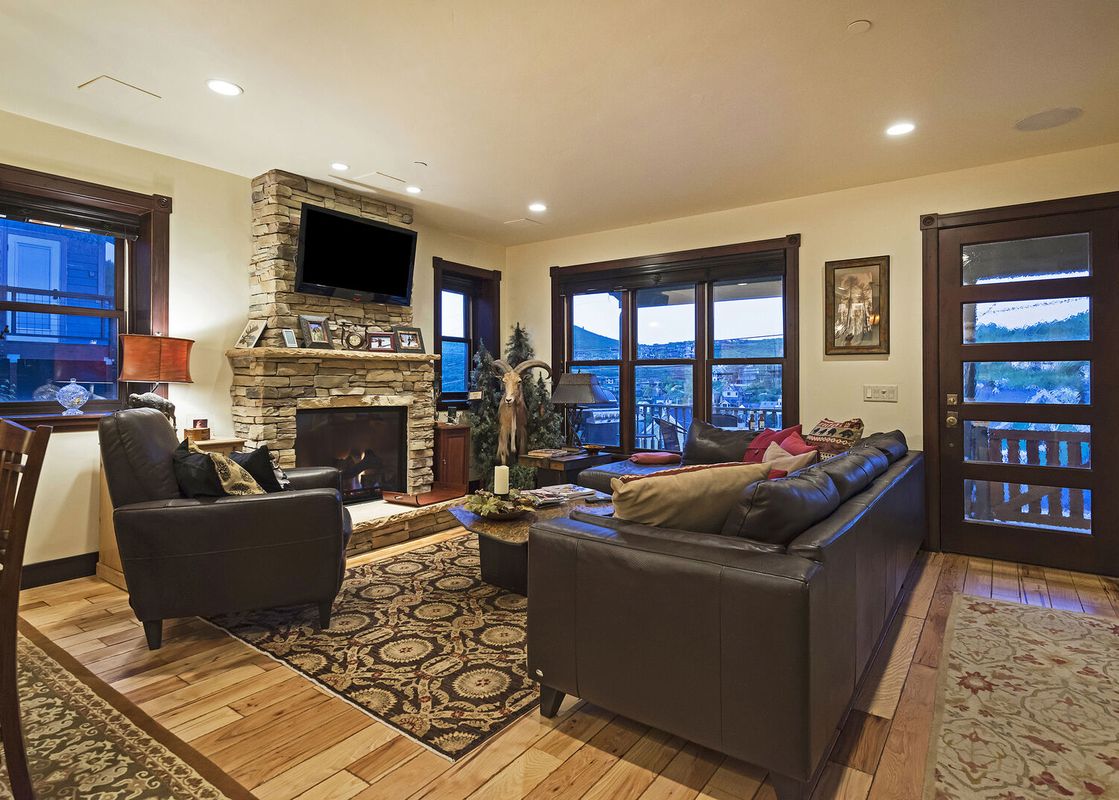 The Big Game Lodge Park City's living room is cozy and inviting.