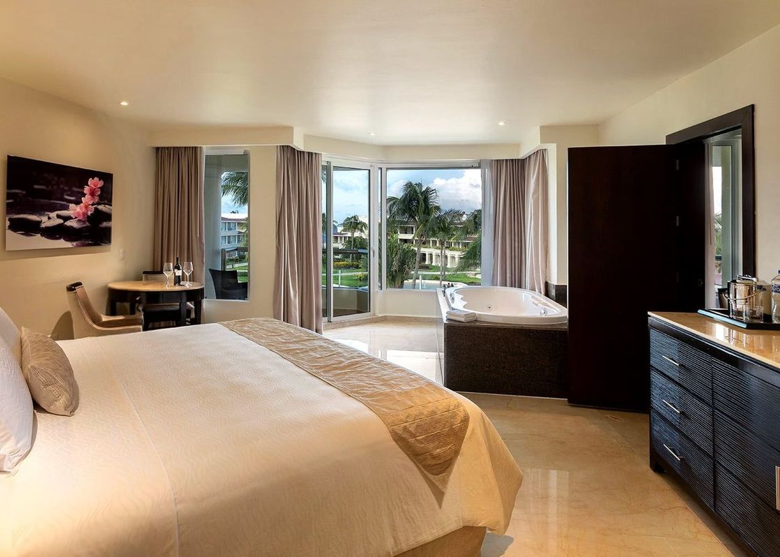 01 Moon Palace Superior Family Suite