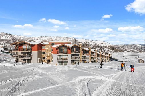 The Enclave is perfectly positioned on Assay Hill between the Elk Camp Gondola and Assay Hill chairlift, with ski-in/ski-out access to spectacular ski runs.