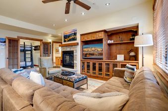 The living room of Emerald Lodge EL5111 is warmly furnished and inviting.