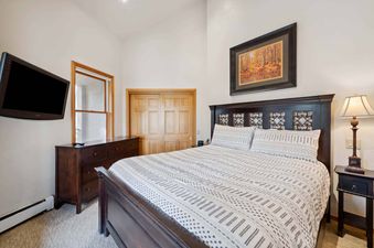 Woodrun Place 04 bedroom with a king bed and a tv.