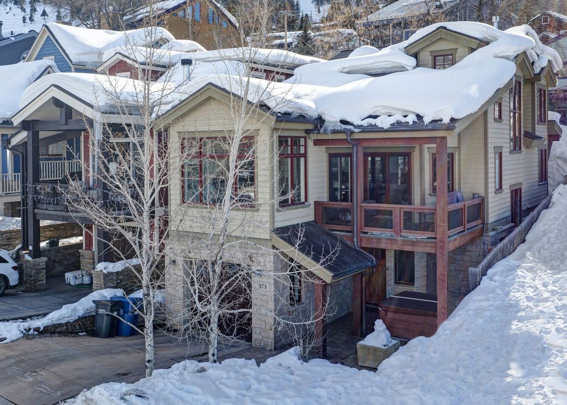 00 Crown Manor Exterior Winter