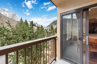 05 Balcony