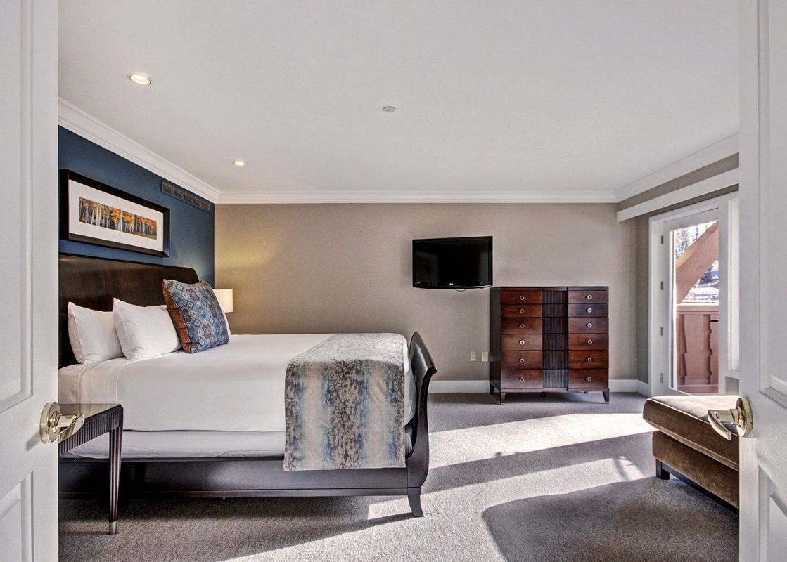 01 Lodge at Vail Luxury King Suite Slope View