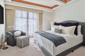 Penthouse 905 bedroom, king bed