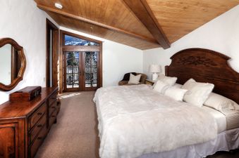 Village Inn Plaza 32 Master Bedroom