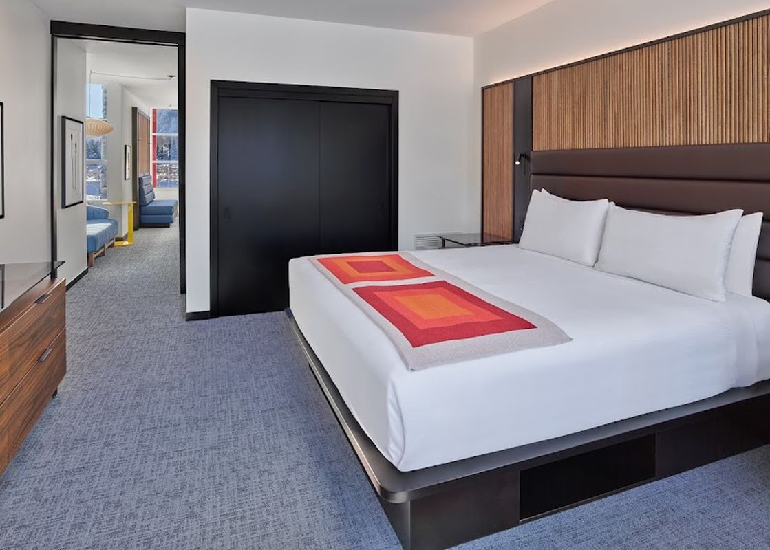Deluxe One Bedroom Mountain Corner Suite