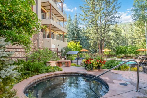 Outdoor Community Hot Tub