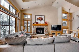 24-Meadows-Court-Beaver-Creek-large-007-17-Living-Room-1500x1000-72dpi