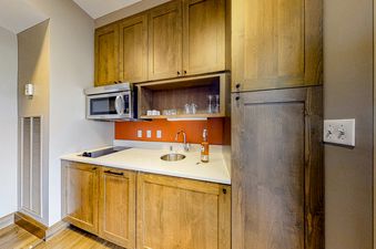 05 Riverfront Escape 320