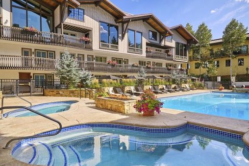 Outdoor Community Hot Tubs