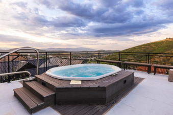 A private hot tub on a deck with stunning mountain views at Kings Crown Hideaway.