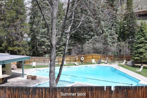 Outdoor Community Pool (Summer Only)