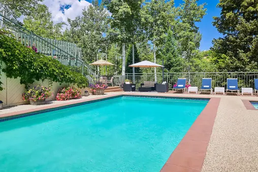 Outdoor Community Pool & Hot Tub