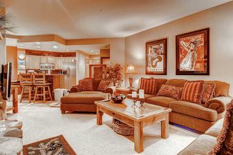 02-Highlands-Lodge-206-Living-2