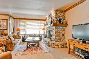 EastWestResorts HS215 Livingroom-1