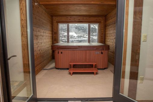 Private Enclosed Hot Tub