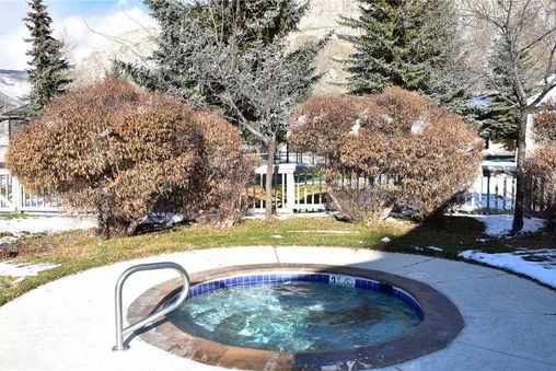 Outdoor Community Hot Tub