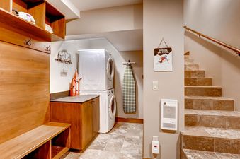 25-06 Meadows-Townhome-M1 mudroom