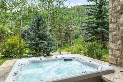 Private Outdoor Hot Tub